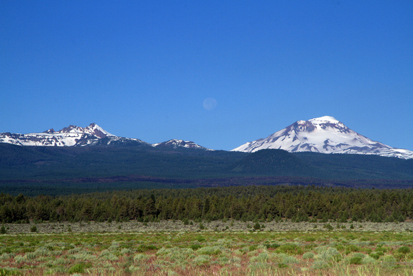 Moonset over South Sister and Brokentop